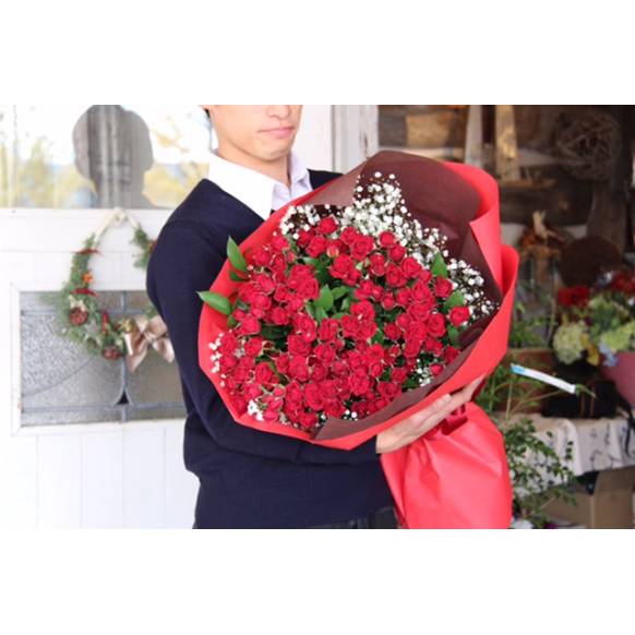 【プロポーズに！】赤いスプレーバラとかすみ草の花束