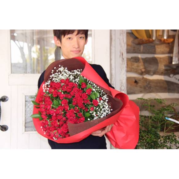 【プロポーズに！】赤いスプレーバラとかすみ草の花束